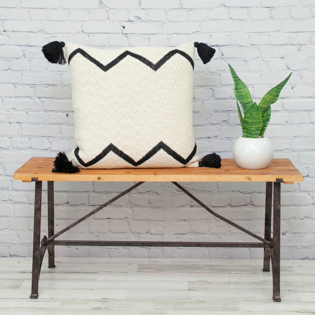 Coussin décoratif carré à motif zigzag noir et crème 20" x 20" avec pompon