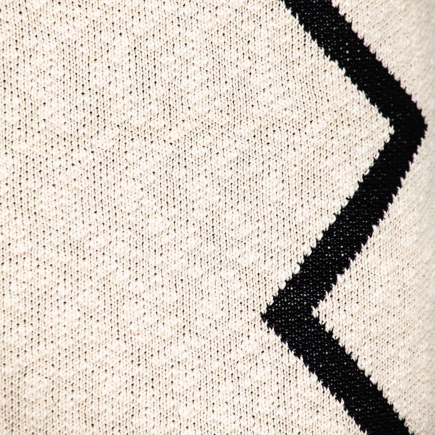 Coussin décoratif carré à motif zigzag noir et crème 20" x 20" avec pompon