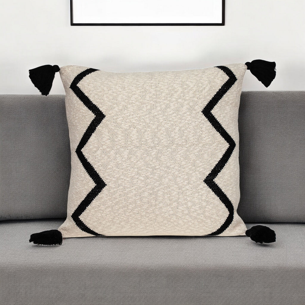 Coussin décoratif carré à motif zigzag noir et crème 20" x 20" avec pompon