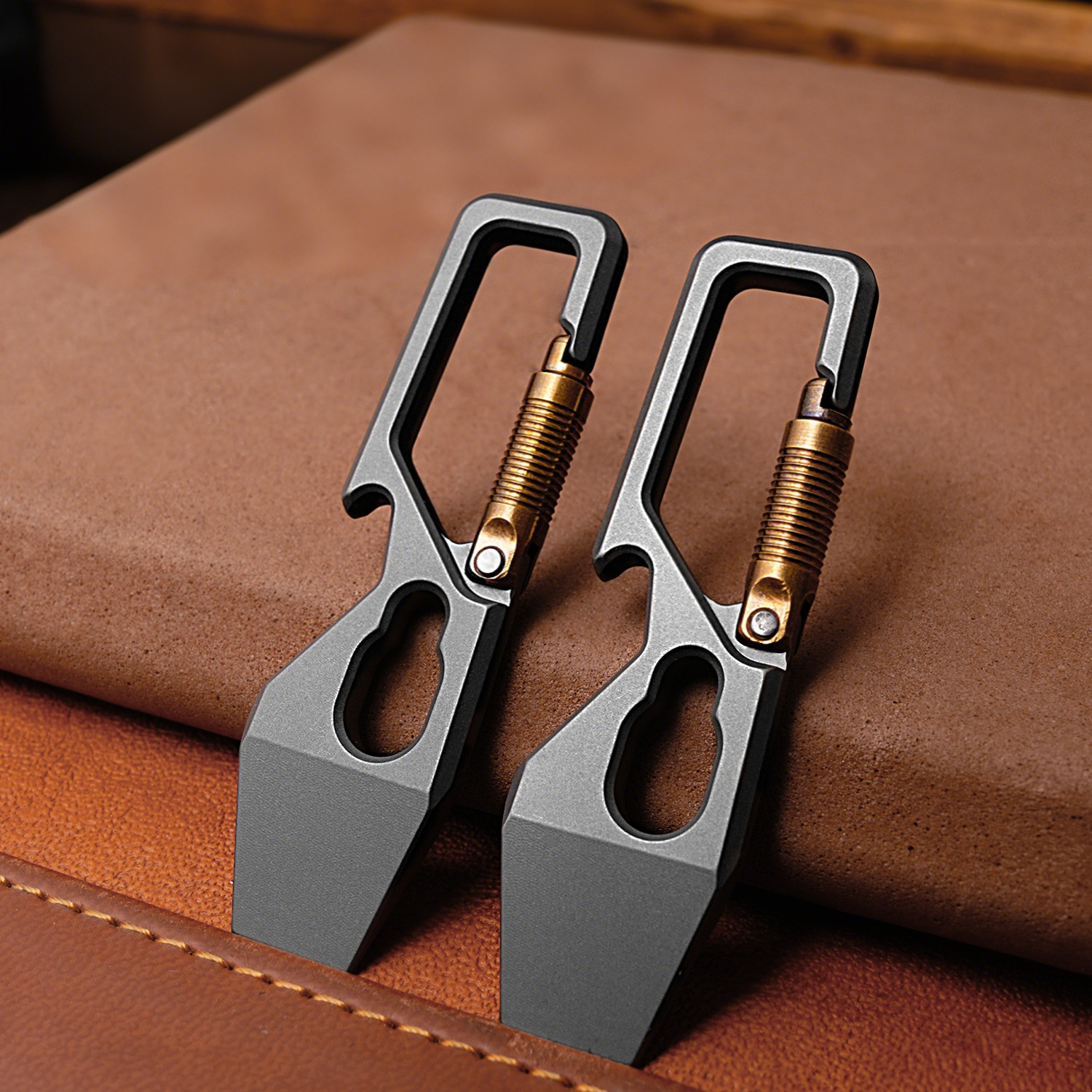 Mousqueton multi-outils en titane pour homme - Équipement EDC et outil de survie en plein air - Porte-clés robuste pour la randonnée, le camping et le transport quotidien