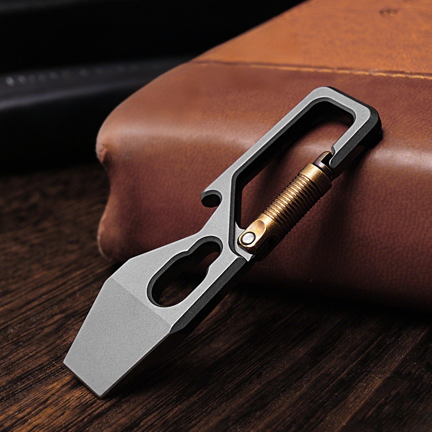 Mousqueton multi-outils en titane pour homme - Équipement EDC et outil de survie en plein air - Porte-clés robuste pour la randonnée, le camping et le transport quotidien