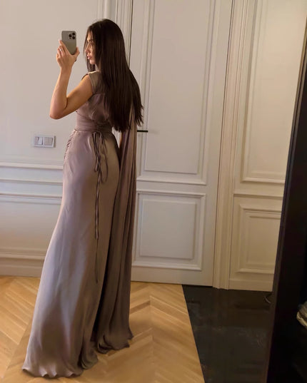 Robe de soirée plissée en satin à ruban