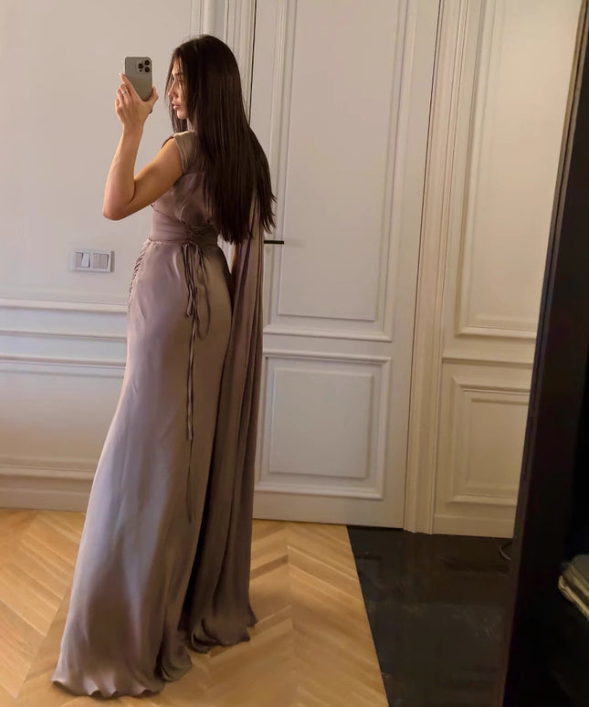 Robe de soirée plissée en satin à ruban